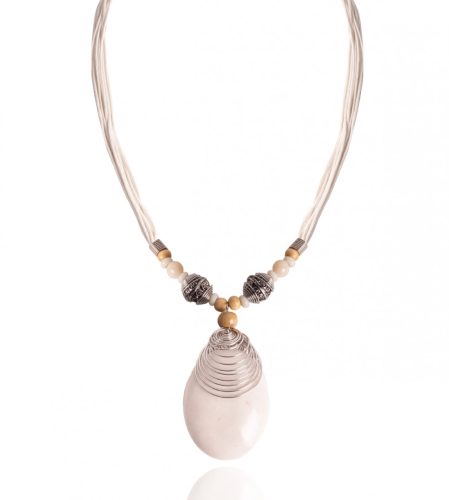 683104 NATURAL NECKLACE WITH CLOSED SHELL MEDAL, WHITE