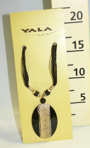 NATURAL NECKLACE WITH OVAL SHAPED MEDAL, CREAM AND BLACK