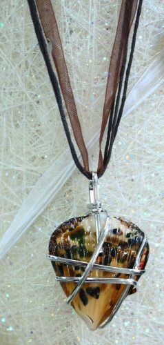 683135 GLASS AND METAL NECKLACE SHELL, BROWN