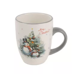   KERÁMIA BÖGRE, HÓEMBEREAK A KARÁCSONYFA ELŐTT, MERRY CHRISTMAS FELIRAT