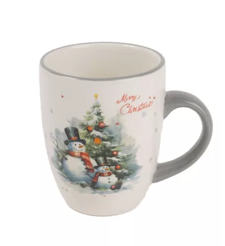 KERÁMIA BÖGRE, HÓEMBEREAK A KARÁCSONYFA ELŐTT, MERRY CHRISTMAS FELIRAT