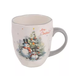   KERÁMIA BÖGRE, HÓEMBEREAK A KARÁCSONYFA ELŐTT, MERRY CHRISTMAS FELIRAT