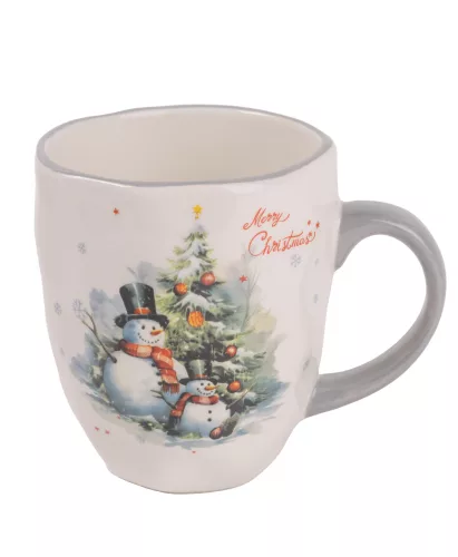 KERÁMIA BÖGRE, HÓEMBEREAK A KARÁCSONYFA ELŐTT, MERRY CHRISTMAS FELIRAT