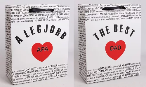 PAPÍRTASAK MATT, SZALAG FÜLLEL, FEHÉR ALAPON FEKETE NEMZETKÖZI ÍRÁSSAL A HÁTTÉRBEN, A LEGJOBB APA/ THE BEST DAD FELIRATTAL, PIROS SZÍVVEL