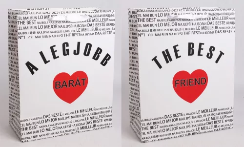 PAPÍRTASAK MATT, SZALAG FÜLLEL, FEHÉR ALAPON FEKETE NEMZETKÖZI ÍRÁSSAL A HÁTTÉRBEN, A LEGJOBB BARÁT/ THE BEST FRIEND FELIRATTAL, PIROS SZÍVVEL