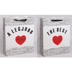   PAPÍRTASAK MATT, SZALAG FÜLLEL, FEHÉR ALAPON FEKETE NEMZETKÖZI ÍRÁSSAL A HÁTTÉRBEN, A LEGJOBB FÉRJ/ THE BEST HUSBAND FELIRATTAL, PIROS SZÍVVEL