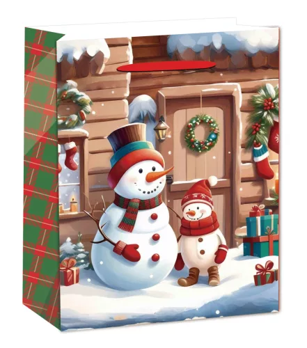 PAPÍRTASAK MATT, HÓEMBEREK A HÁZ ELŐTT