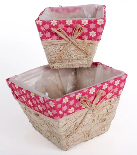 RAFFIA KASPÓ, 2 DARABOS SZETT, KOCKA ALAKÚ, SZALAGGAL, PIROS VIRÁGOS MINTÁVAL