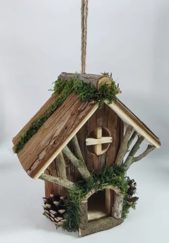 FA AKASZTÓS MADÁRHÁZ, AJTÓVAL, ABLAKKAL, MOHÁS